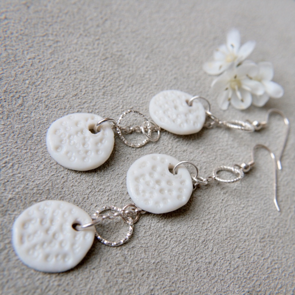 White discs dangle drop earrings