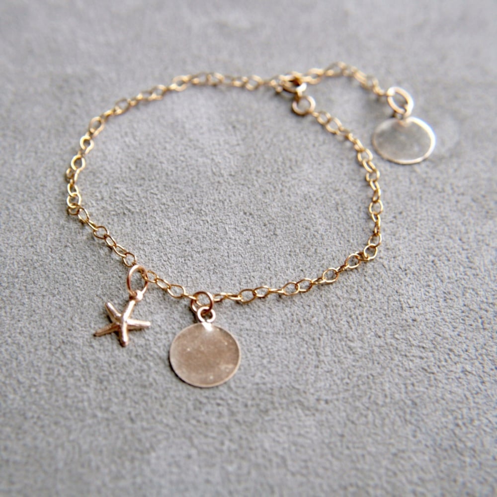 Gold bracelet with smooth discs & star