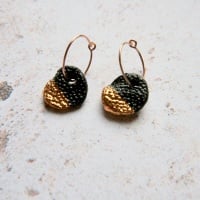 Liquid gold disc earrings - black & gold 