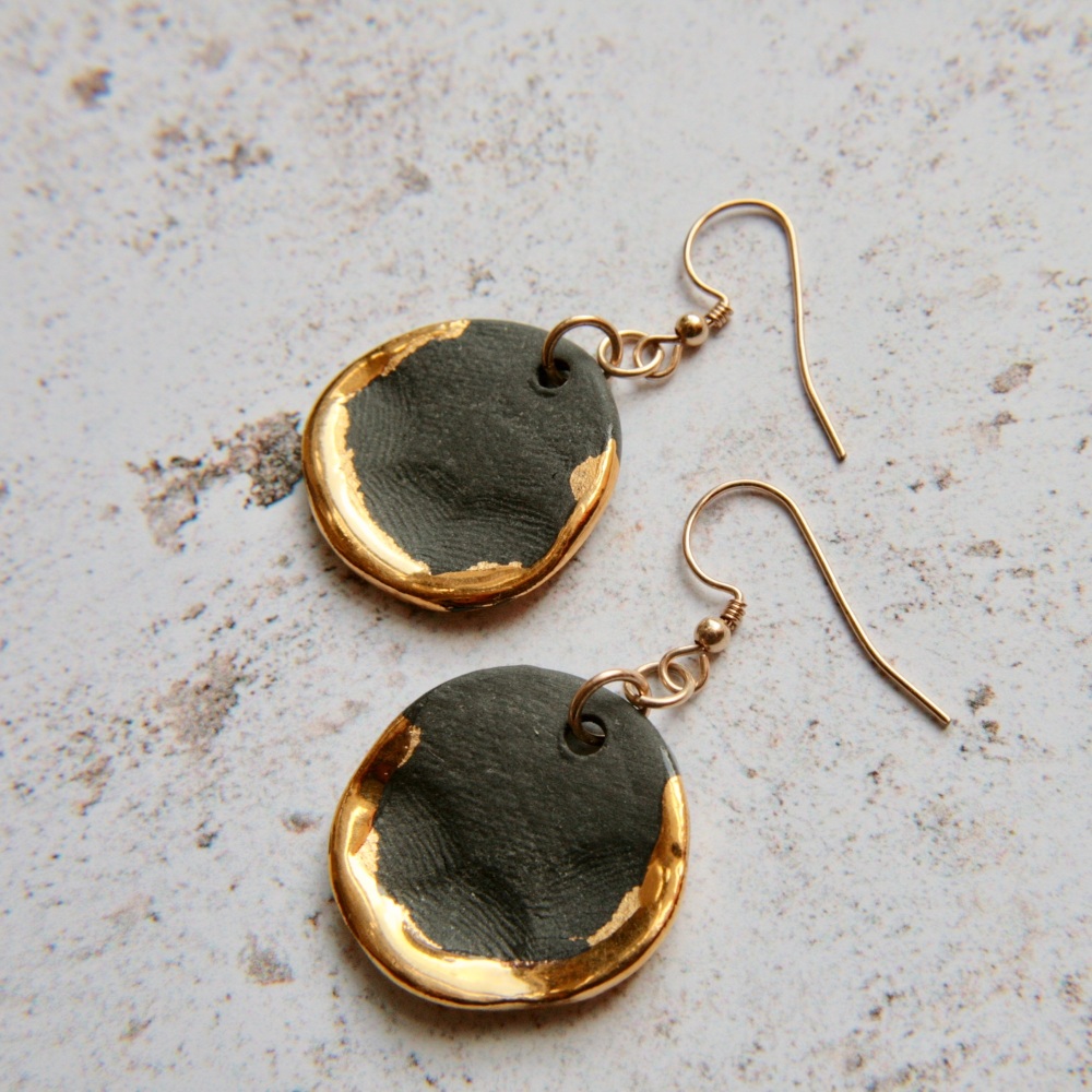 Liquid gold disc earrings - black & gold 