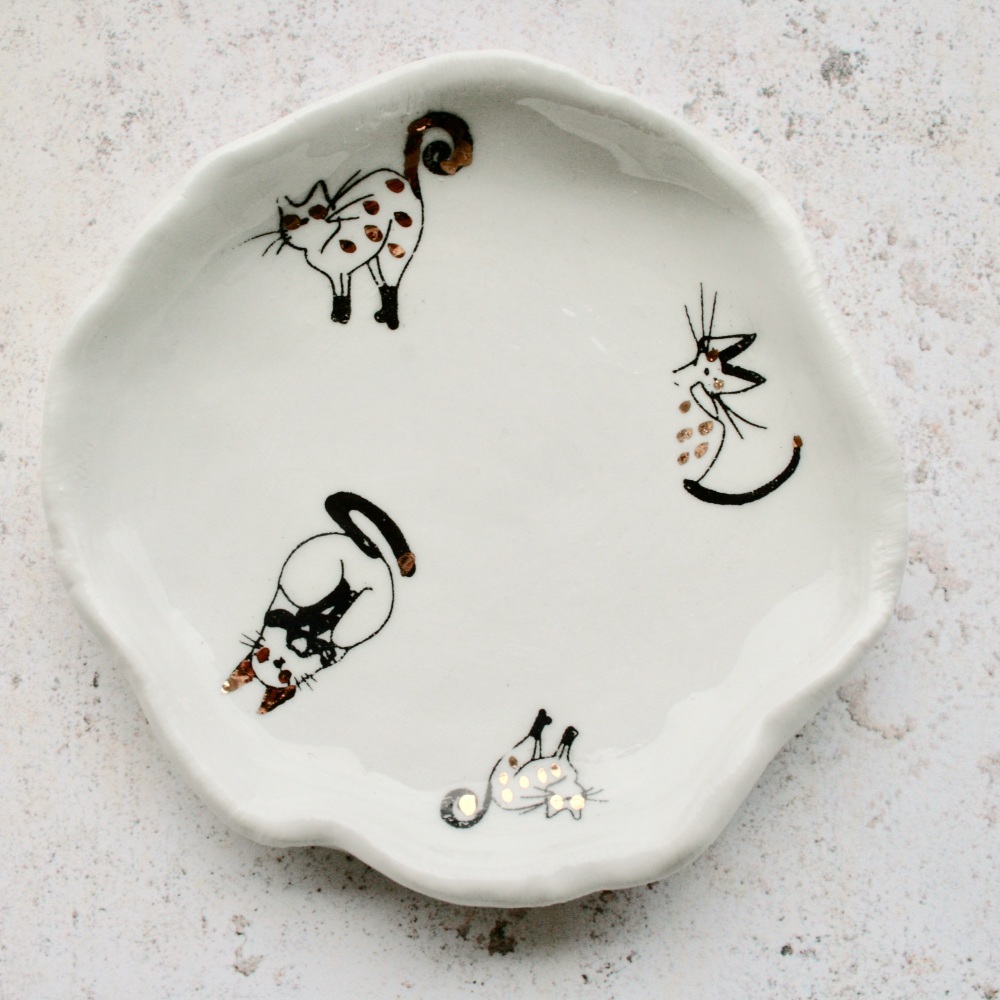 Ceramic trinket dish, for your rings, earrings and delicate chains. Four cats.