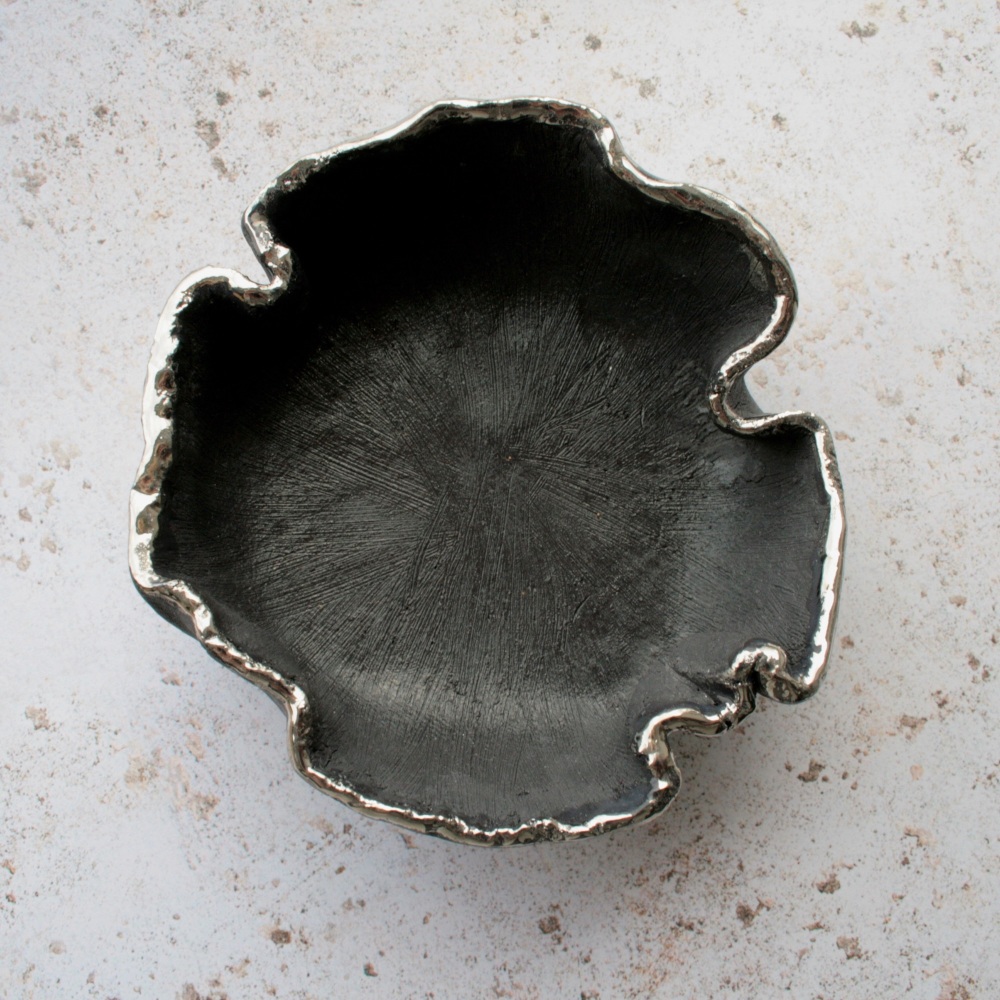 Black porcelain trinket dish with platinum edges, for your jewellery or can