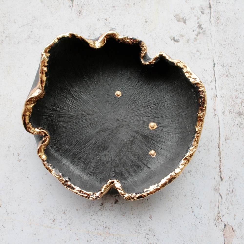 Black porcelain trinket dish with golden edges, for your jewellery or candl