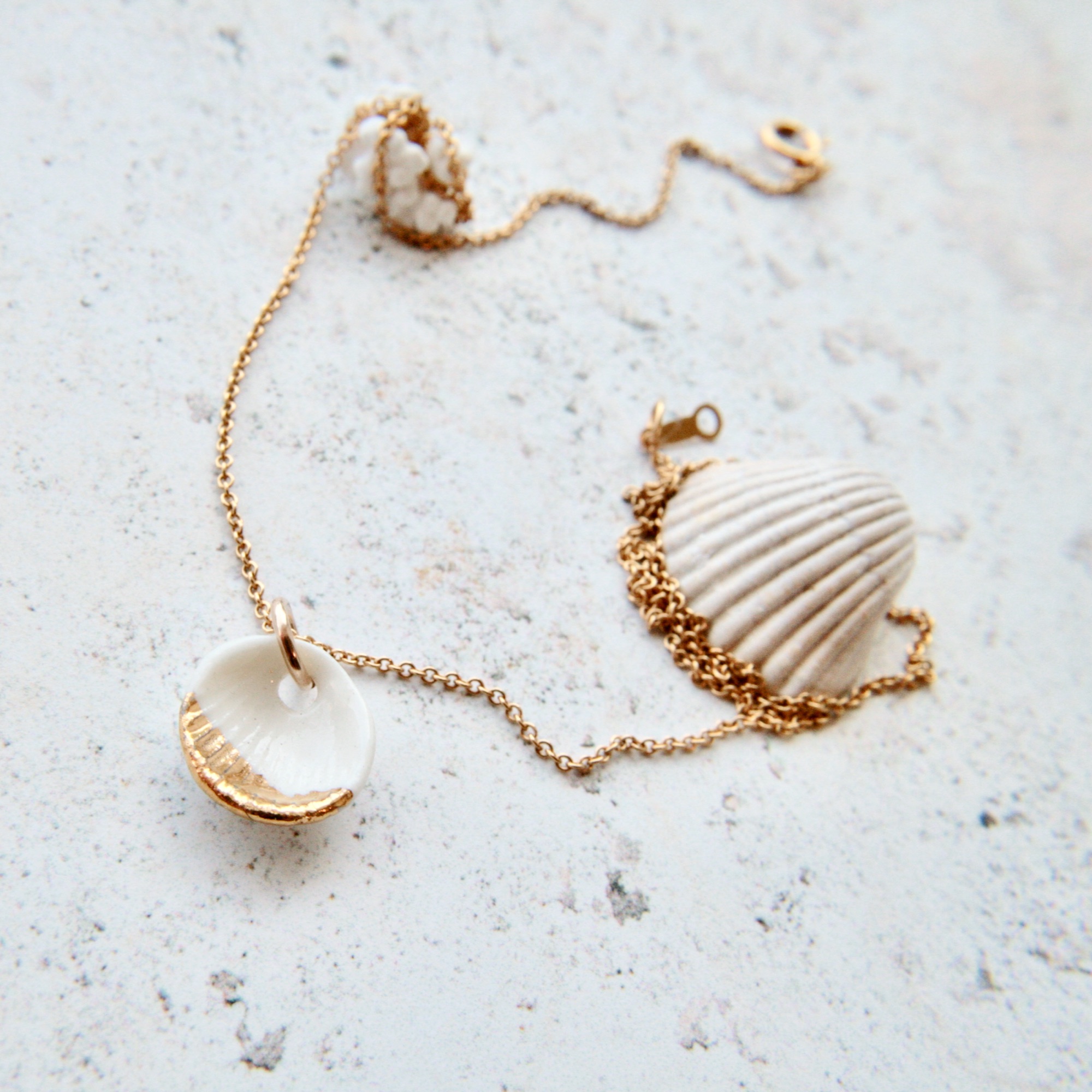 14k gold chain with porcelaun seashells, handmade necklace from decorella (3).jpeg