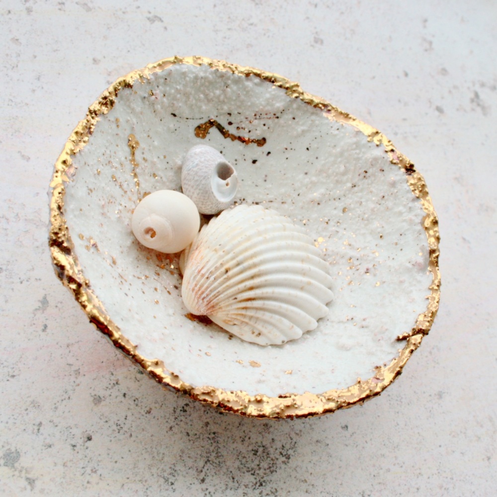 Ceramic dish with gold rim, for  jewellery, palo santo, crystals  or candles.