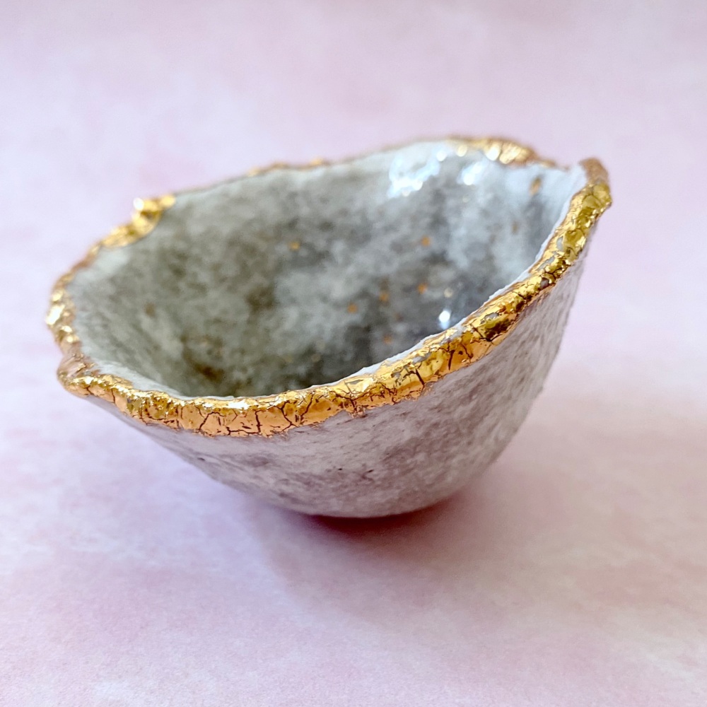 Ceramic dish with gold rim, for delicate jewellery