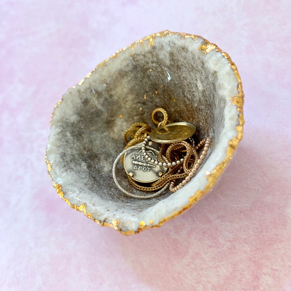 Ceramic dish with gold rim, for delicate jewellery