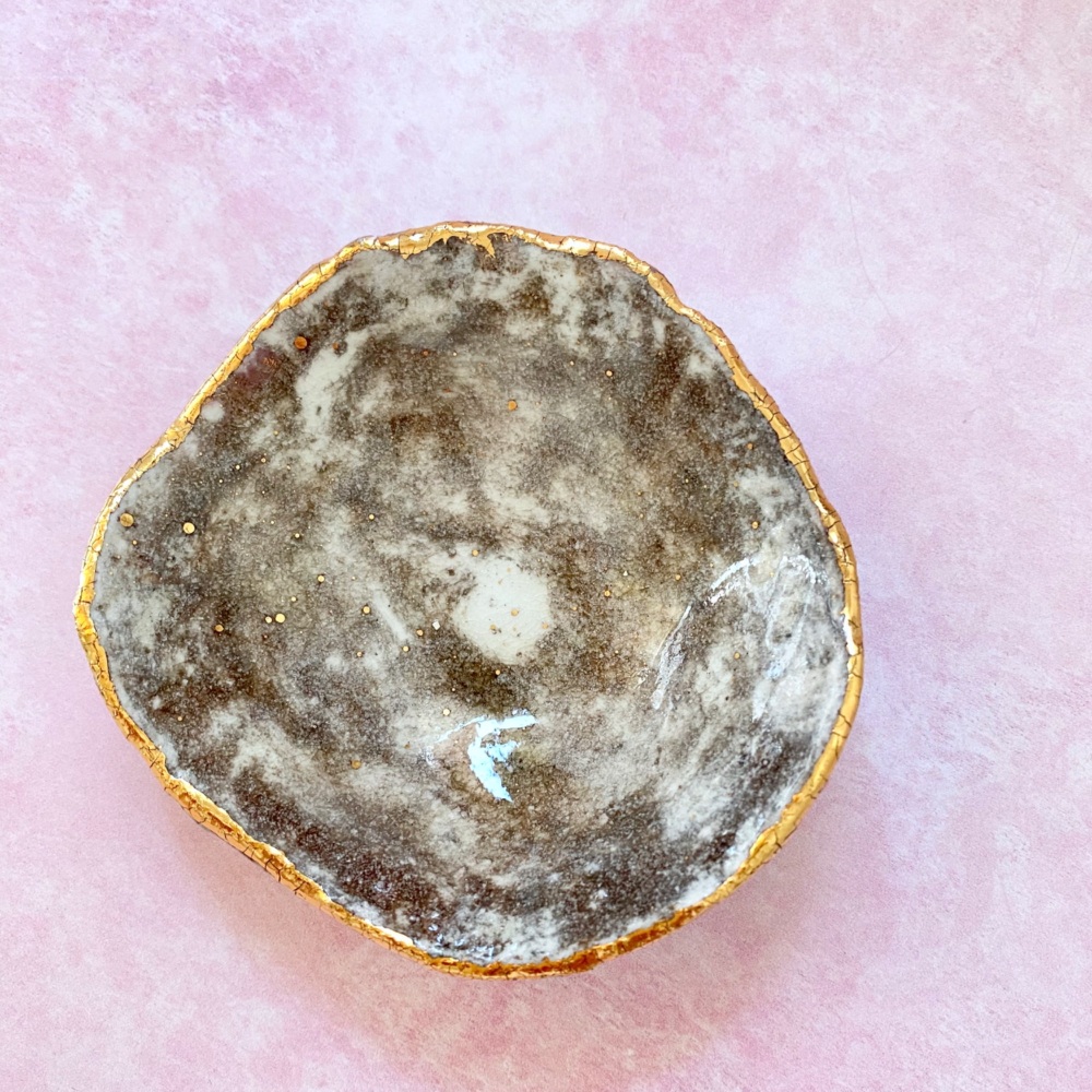 Ceramic dish with gold rim, for delicate jewellery. Organic grey 02