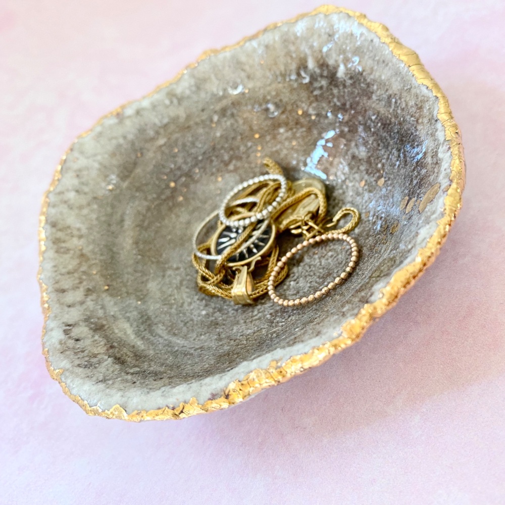 Ceramic dish with gold rim, for delicate jewellery. Organic grey 01