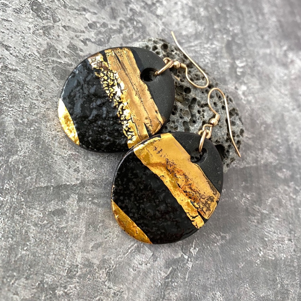 Big gold disc earrings - black & gold - decorella