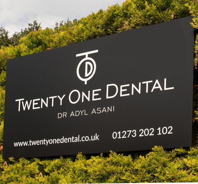 twenty one dental external sign