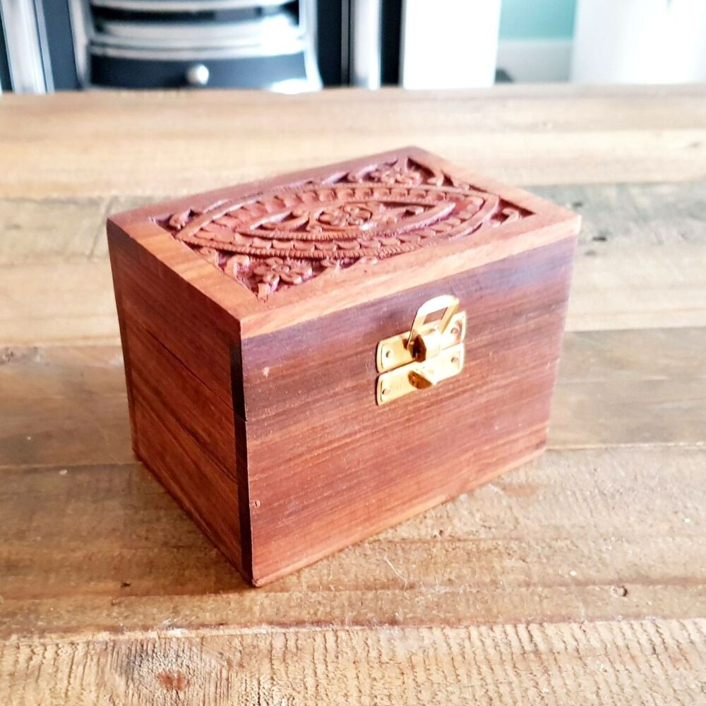 Wooden aromatherapy oil storage box for 6 x 10ml essential oil bottles