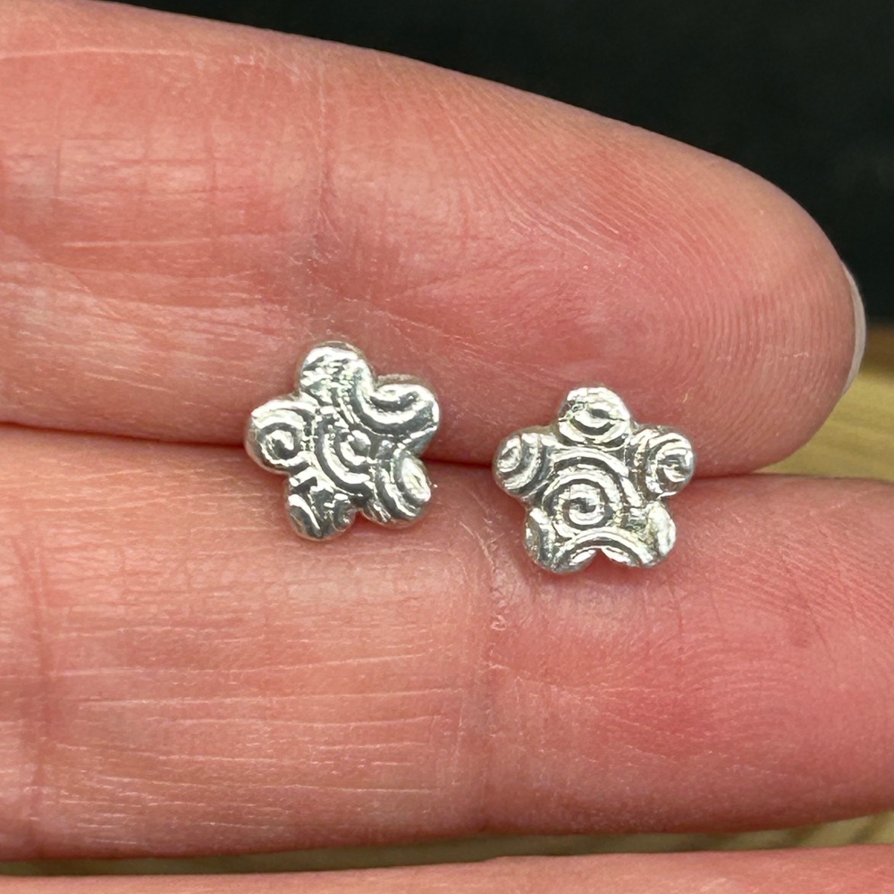 Fine silver swirly flower studs