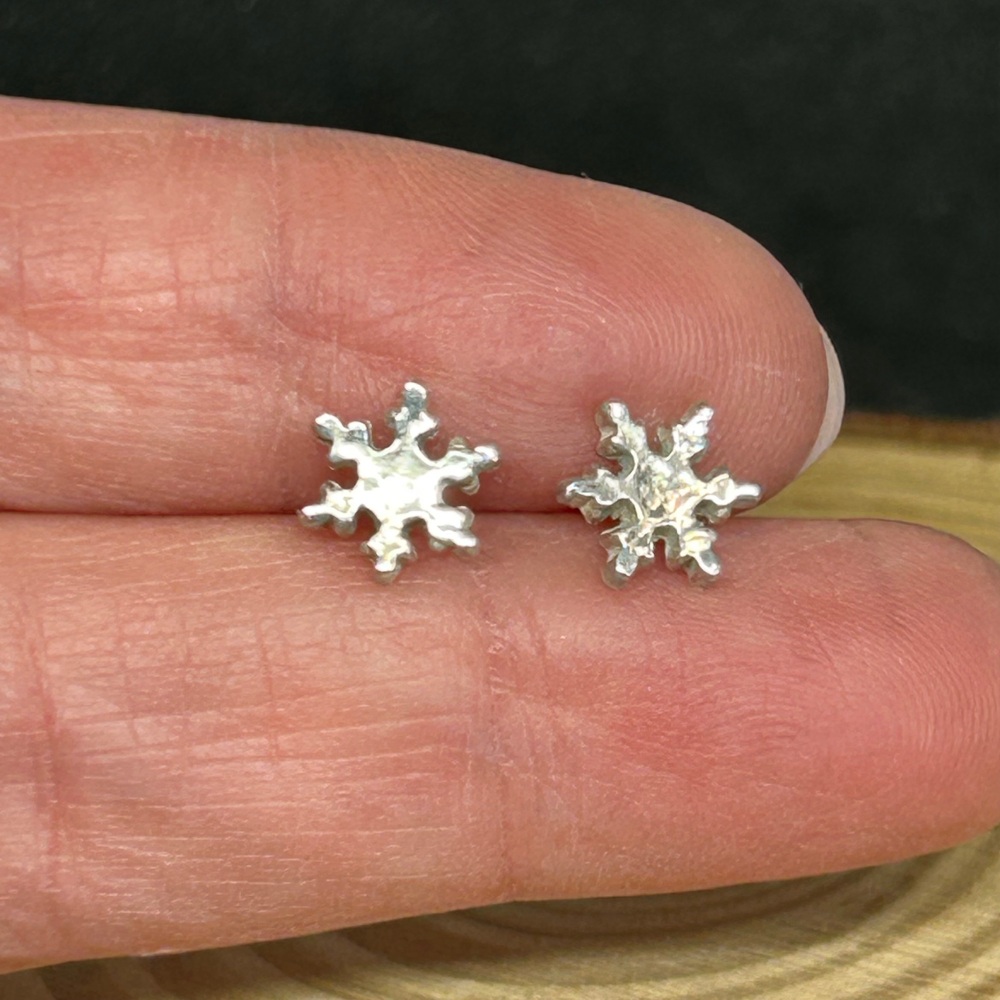 Fine silver snowflake studs