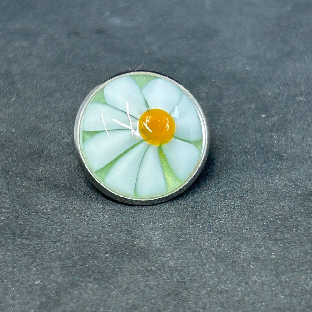 Daisy lapel pin