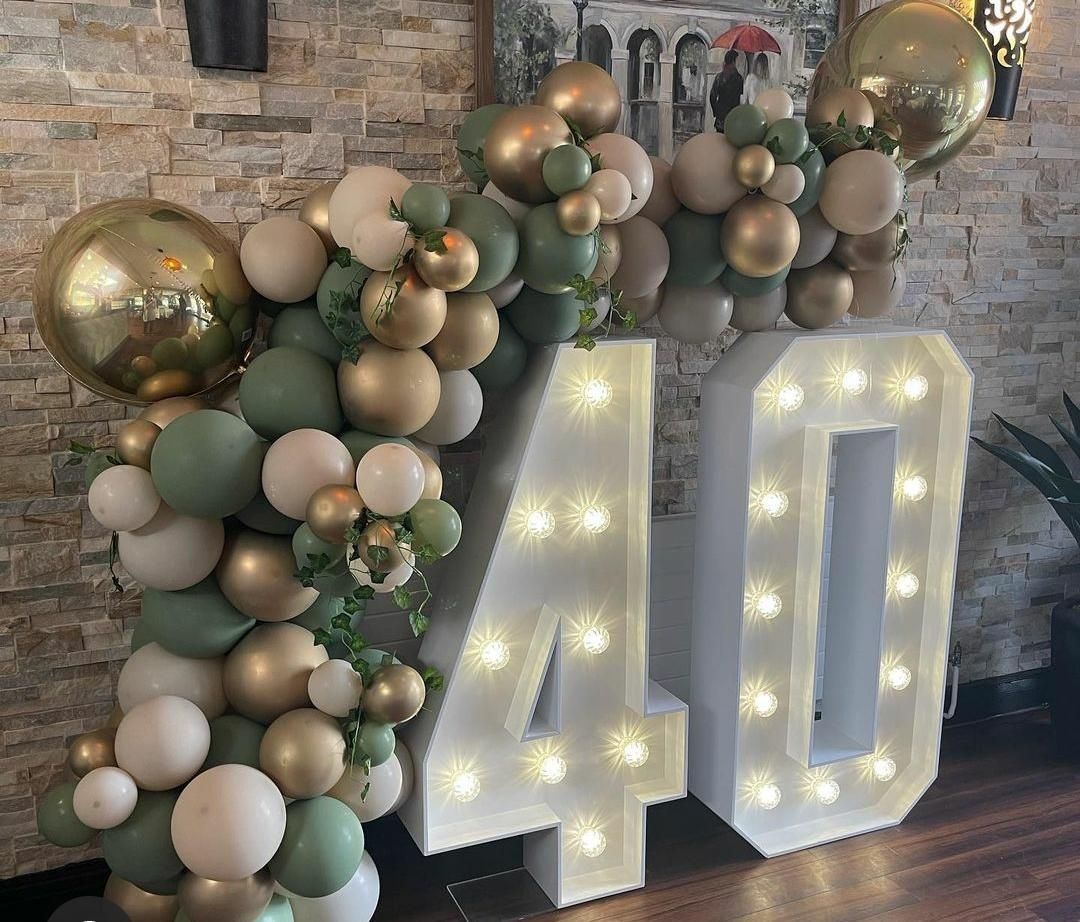 Light up 40 numbers with balloon garland in white, green and gold