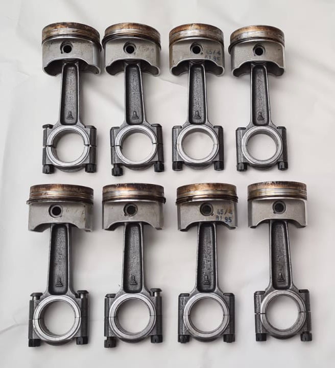 Ferrari F40 Set of 8 x Pistons and Connecting Rods for F120 2.9 V8 - 133023 / 122064