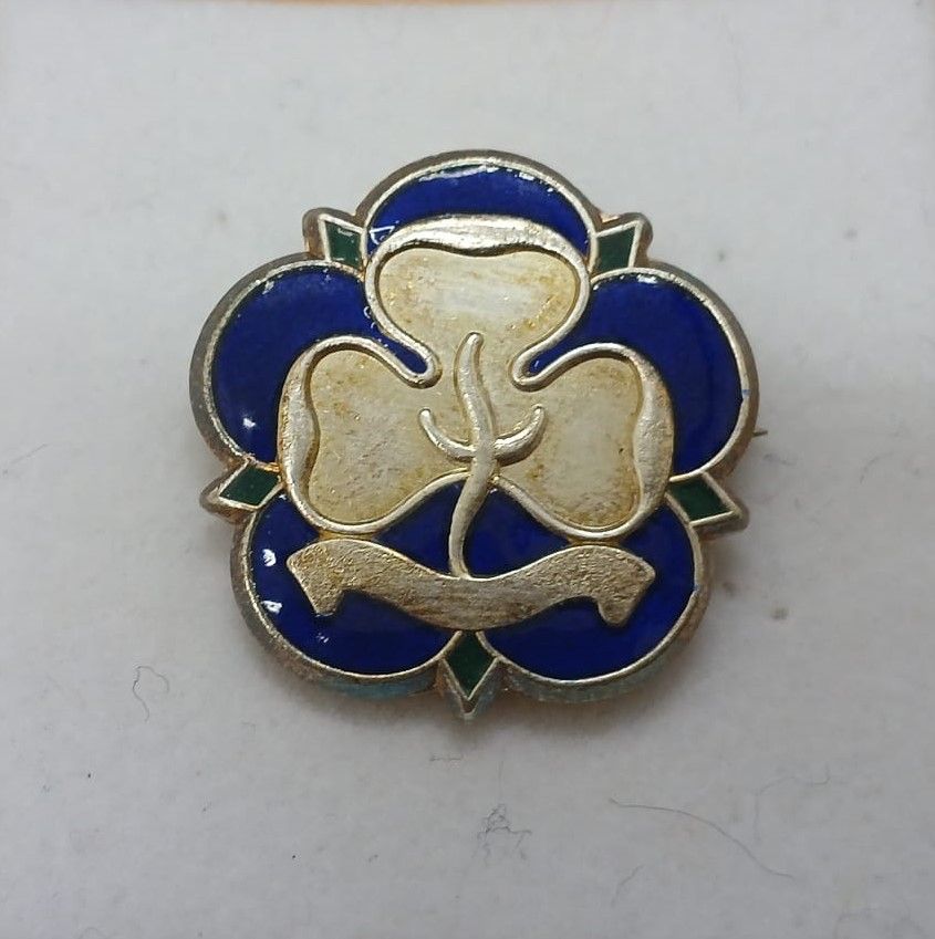 Good service brooch