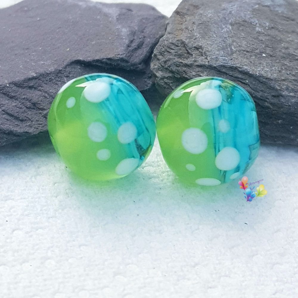 Turquoise Ribbon & Anole  Spot Round  Glass Lampwork Beads