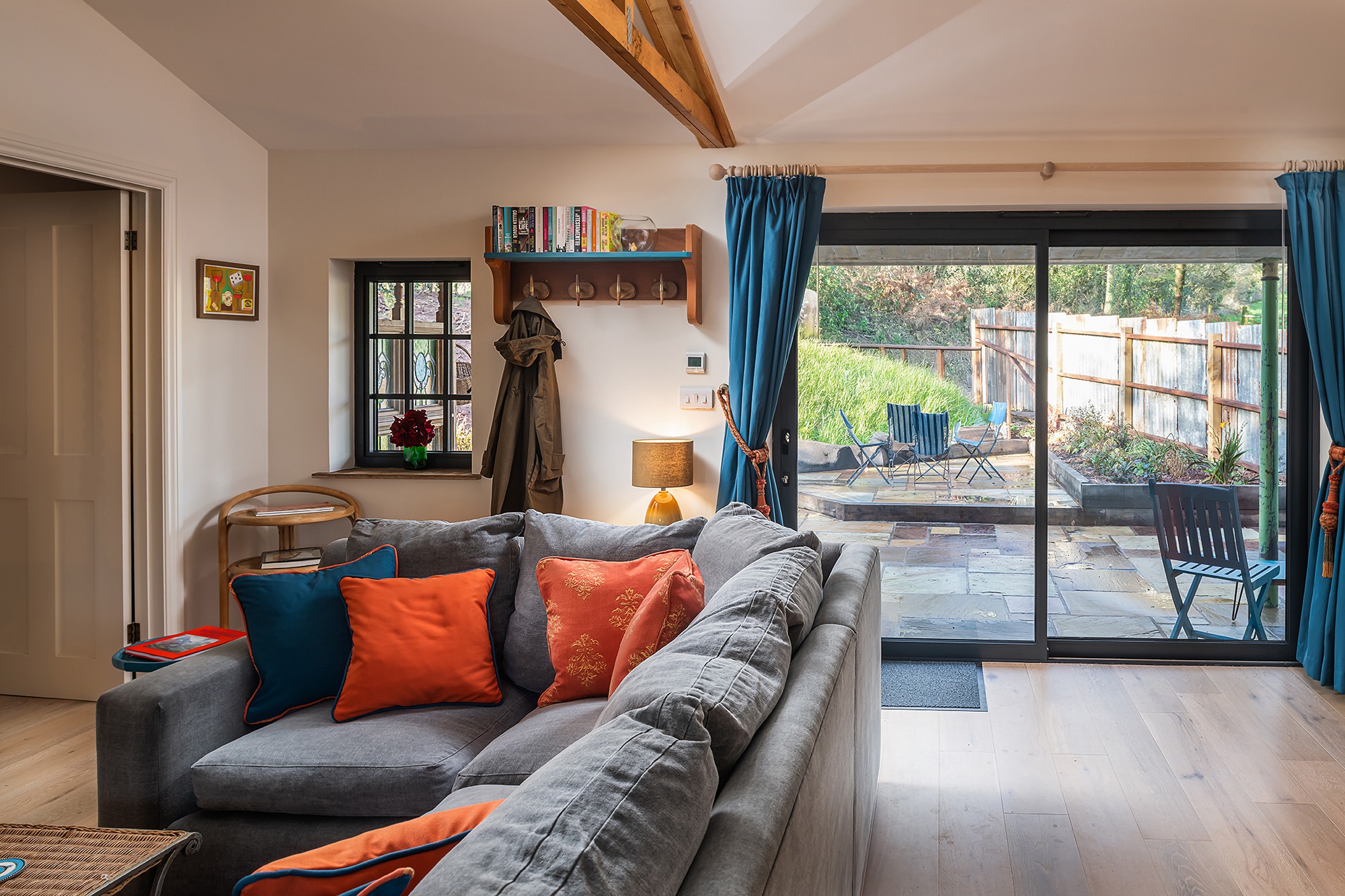 Couples Getaway-the owl house-living room