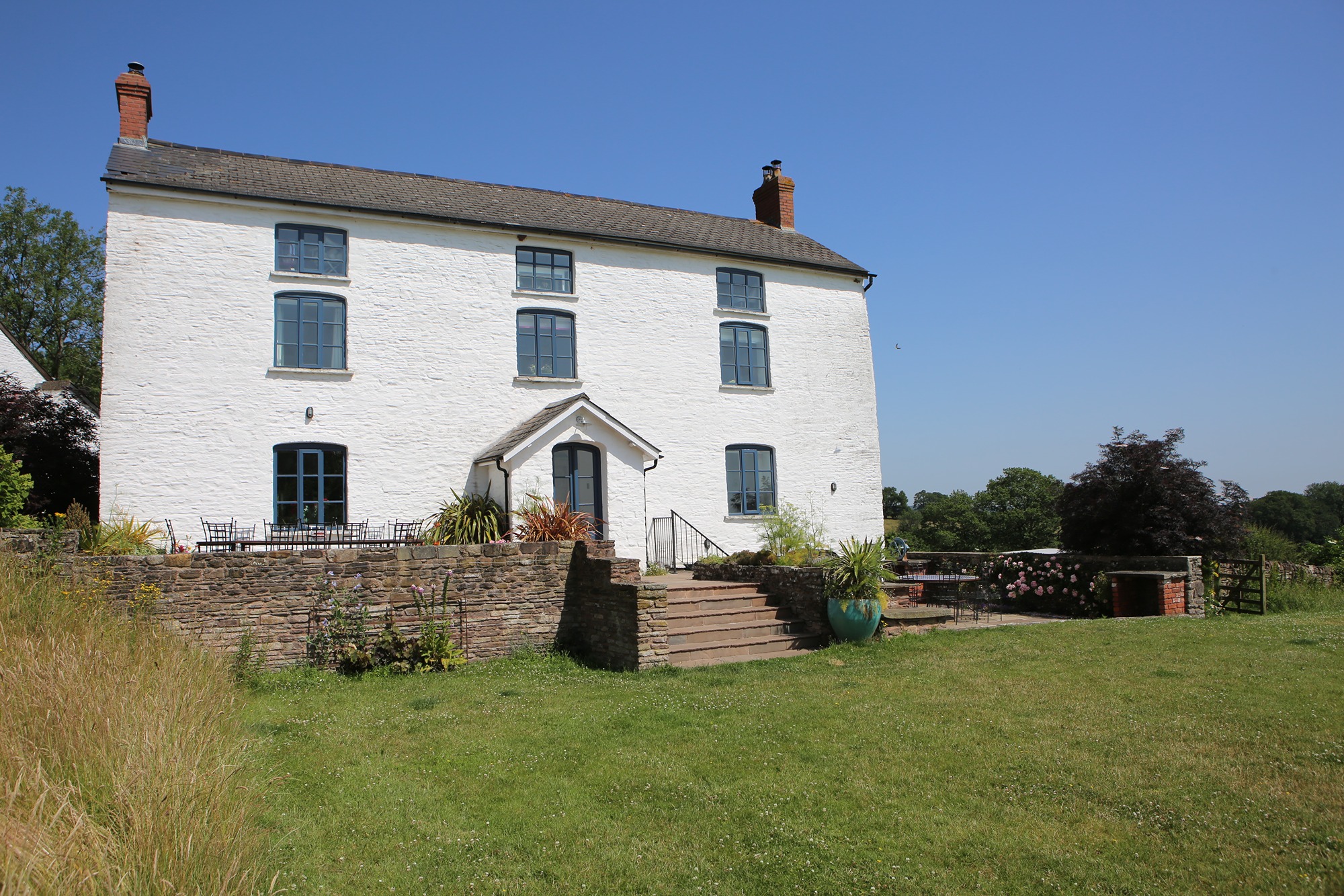 farmhouse-abergavenny-wales.JPG
