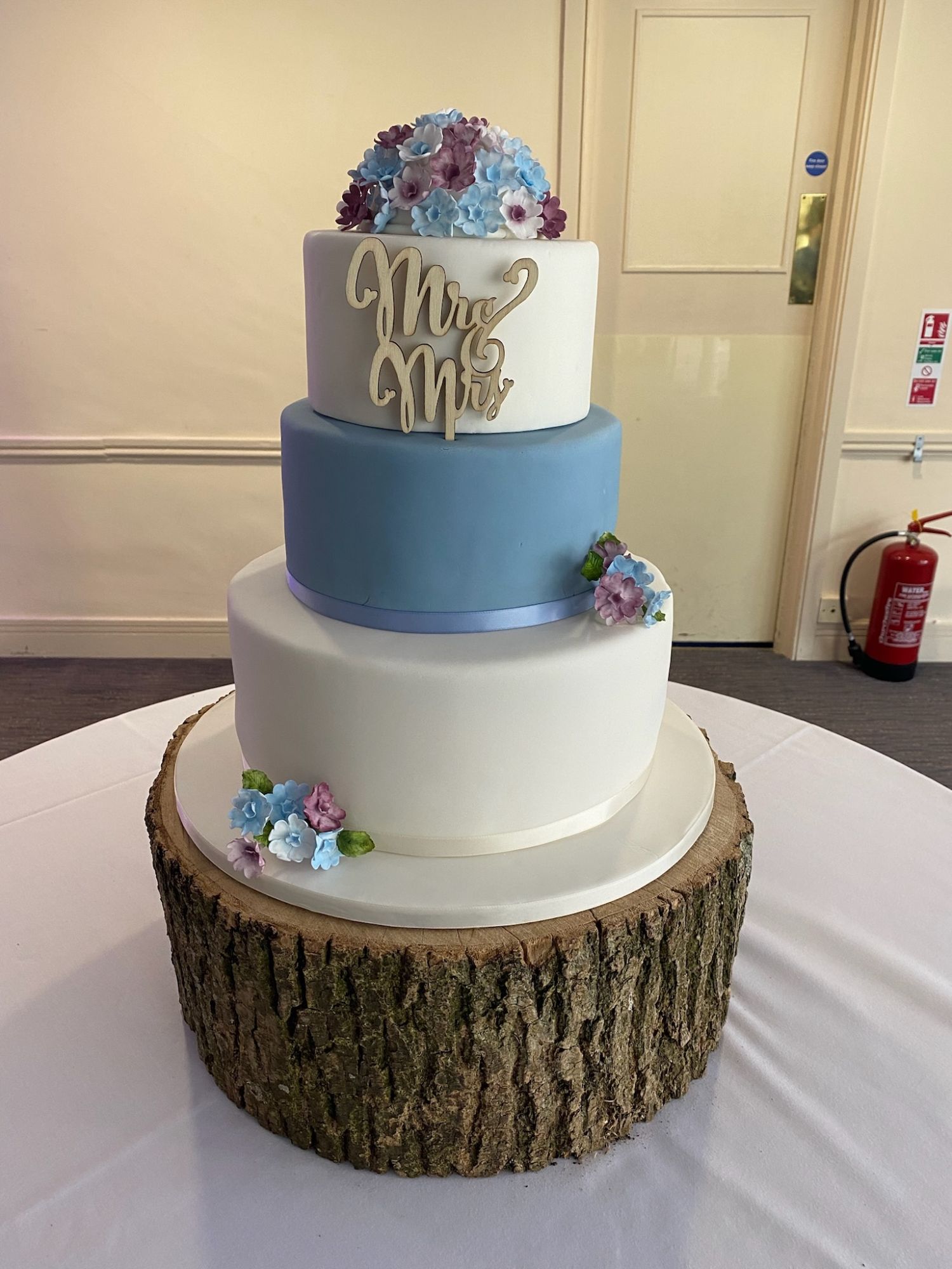 Nlue & White Mr & Mrs Cake