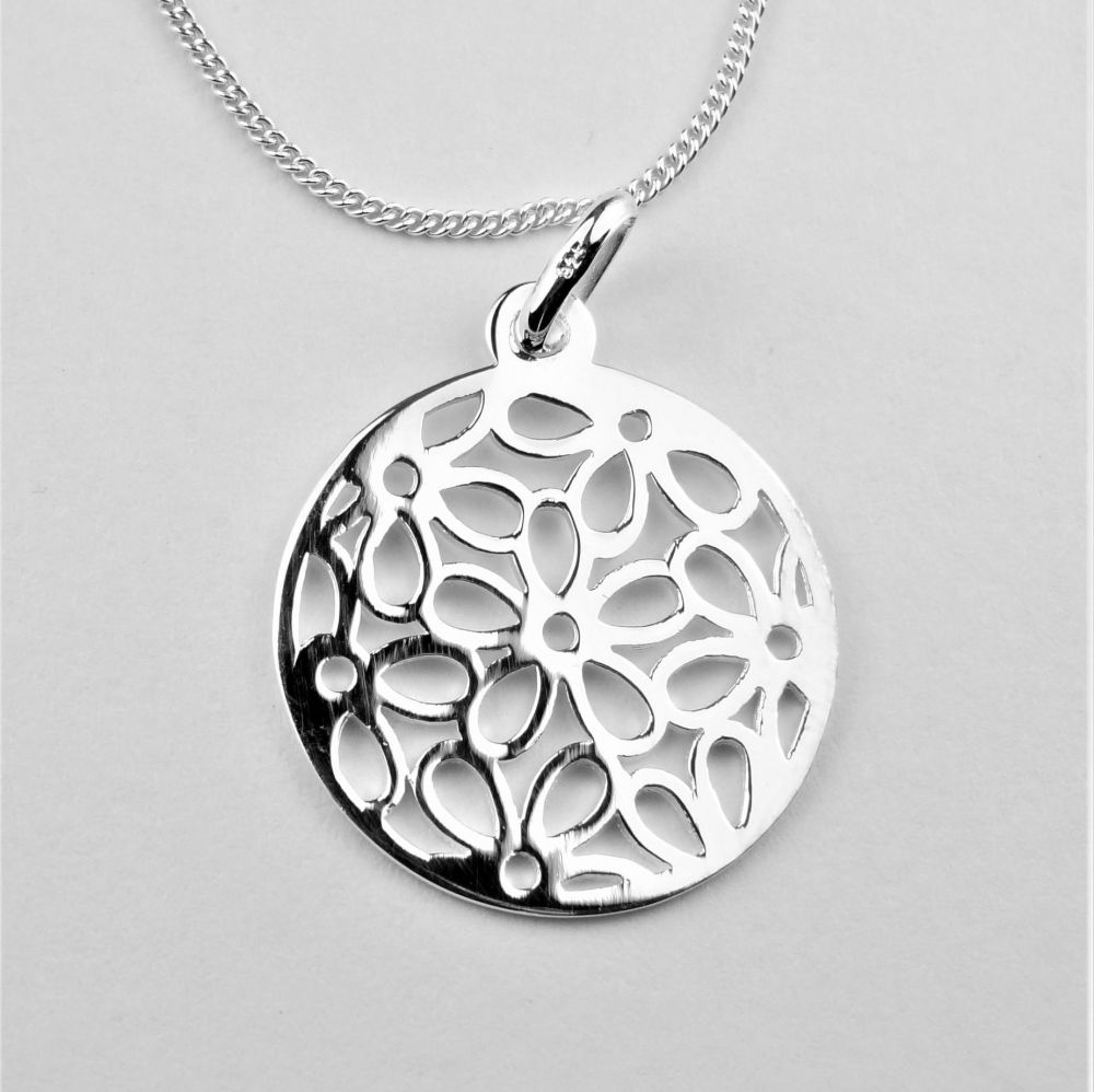 Sterling silver 20mm flowers in a circle pendant with/out 16" or 18" fine curb chain, in a gift box