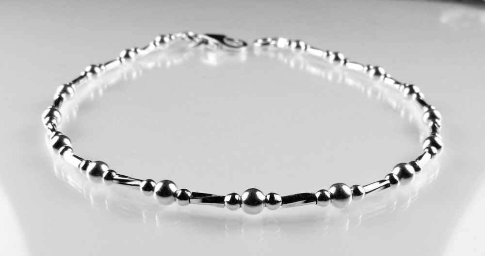 Sterling silver bracelet with twists & balls, with lobster clasp, in a gift box