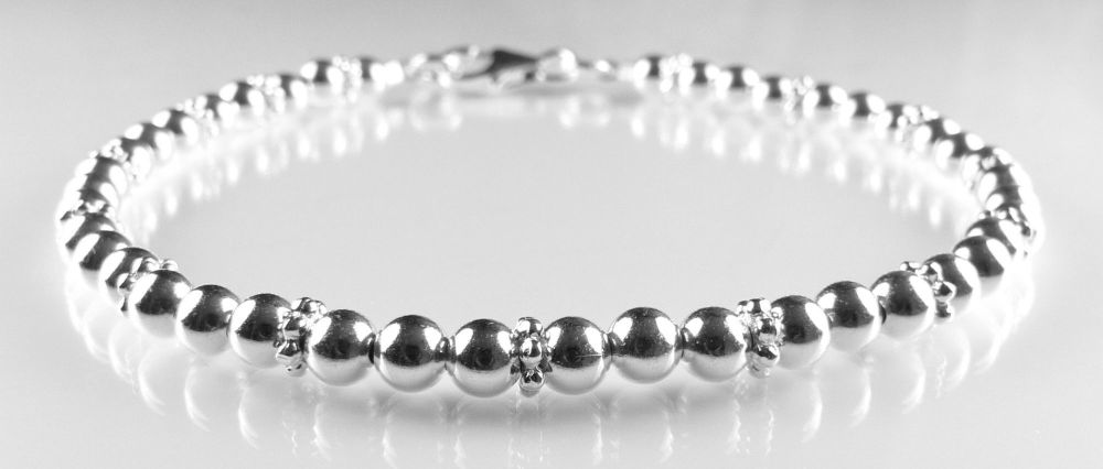 Sterling silver 4mm smooth & 4mm daisy beaded bracelet, with lobster clasp, in a gift box