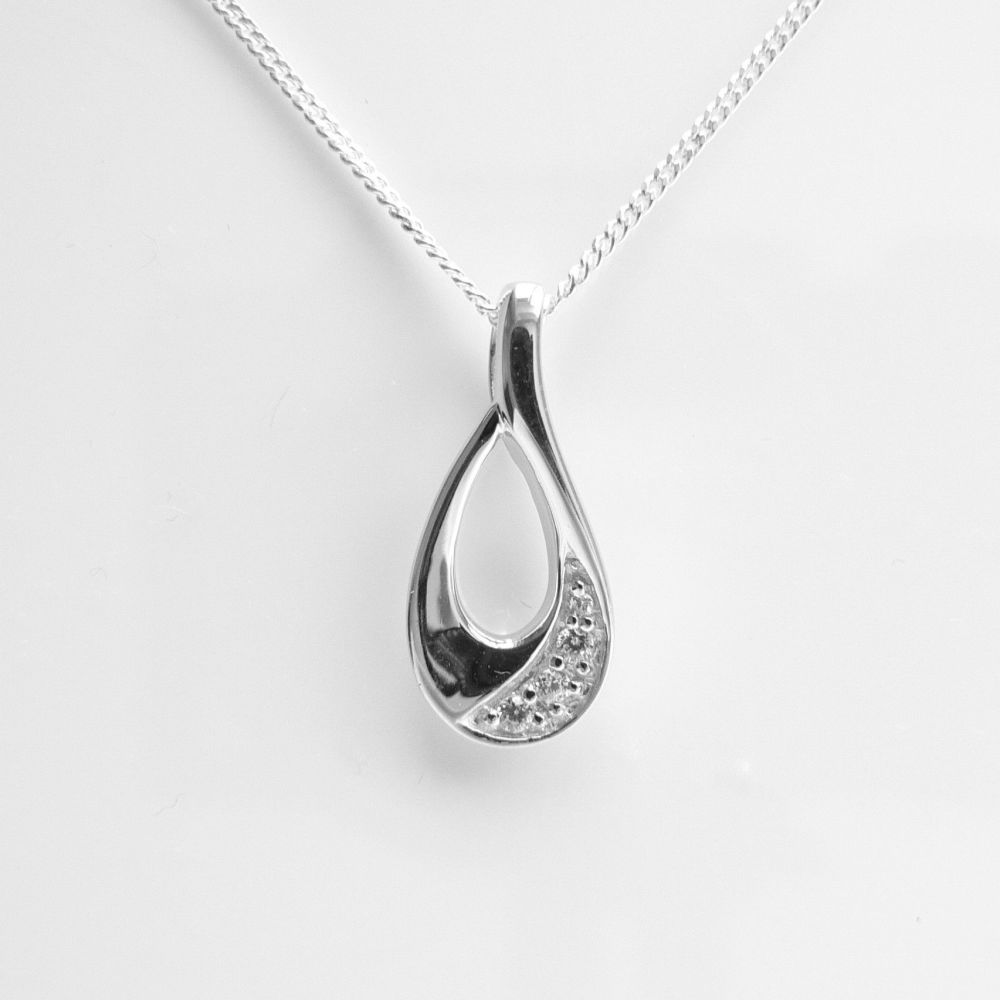 18.5x8.2mm sterling silver & Cubic Zirconia pendant, with/without a chain, in a gift box