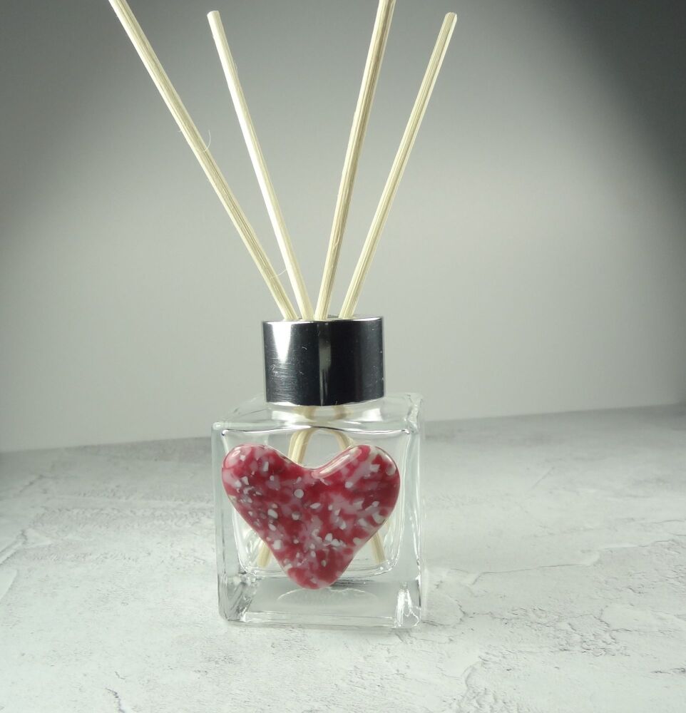 Handcrafted pink heart decorated fused glass reed diffuser &ndash; A unique gift with 4 reeds (v.1)