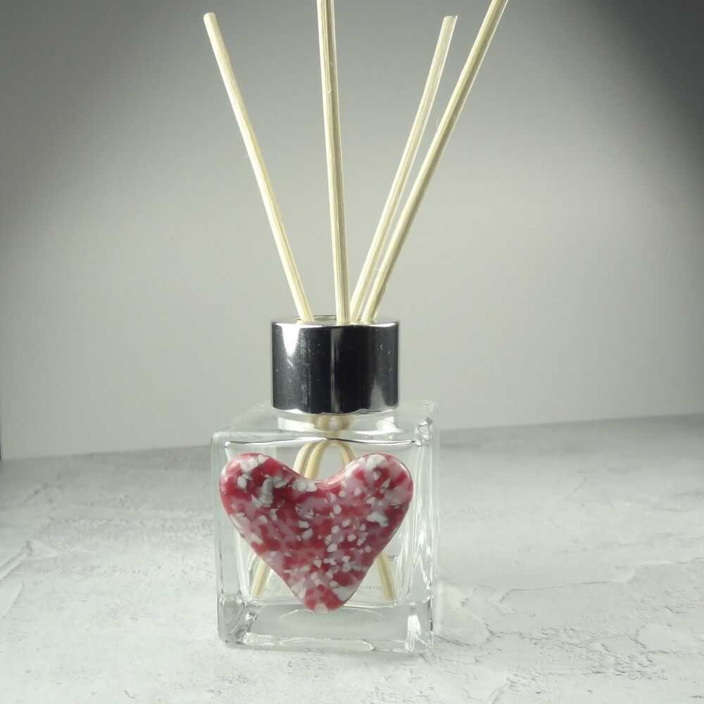Handcrafted pink heart decorated fused glass reed diffuser &ndash; A unique gift with 4 reeds (v.2)