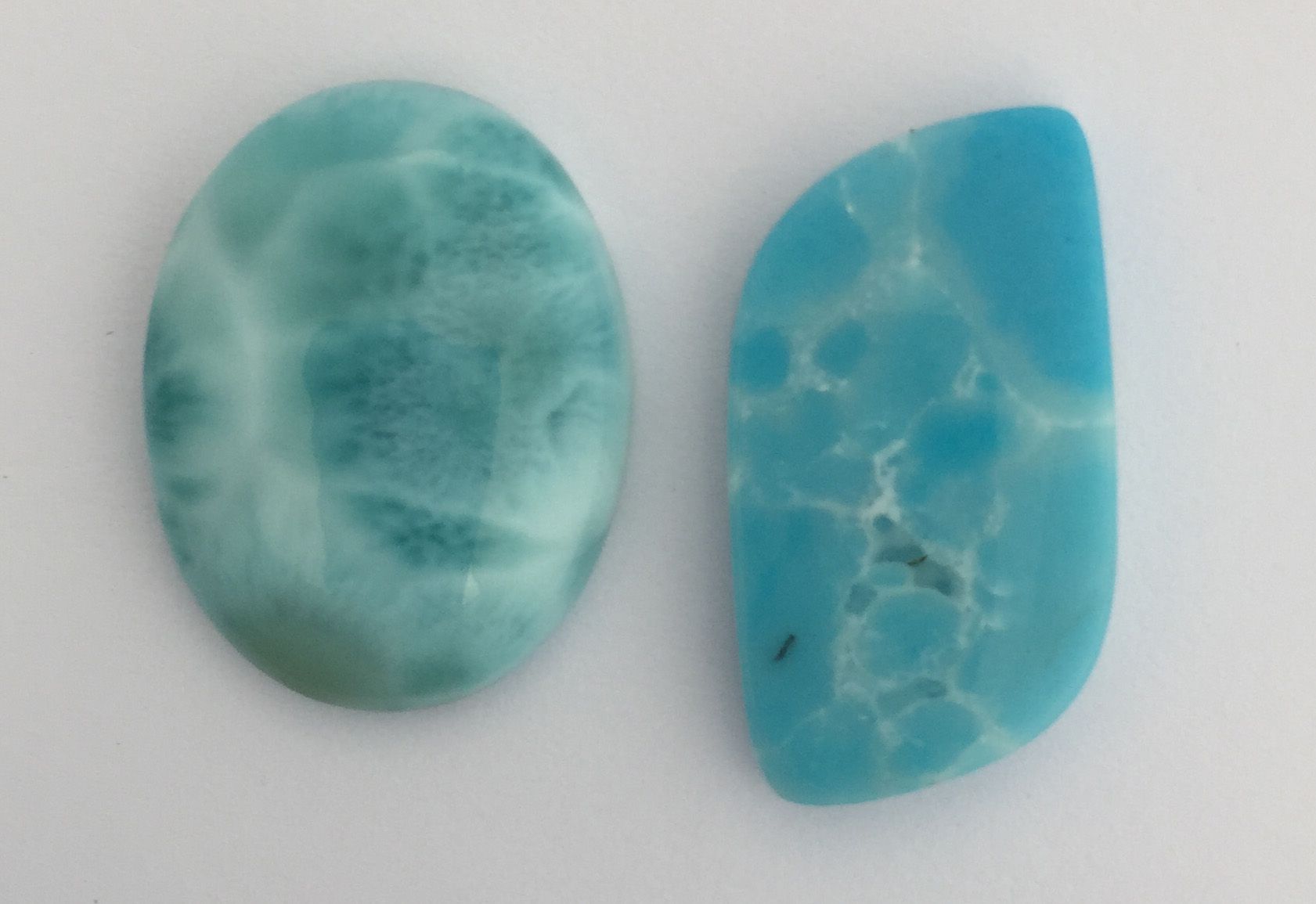 Natural and imitation larimar or blue pectolite