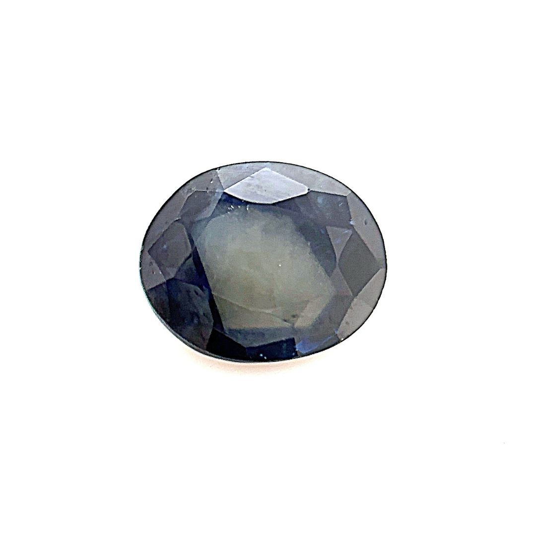 Parti-colour sapphire following growth pattern