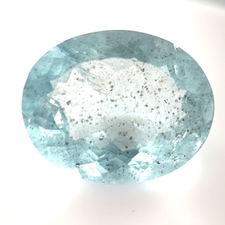 Aquamarine with iridescence from inclusions - 4190