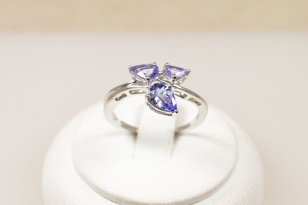 9ct White Gold Blue Iolite Ring   #3800