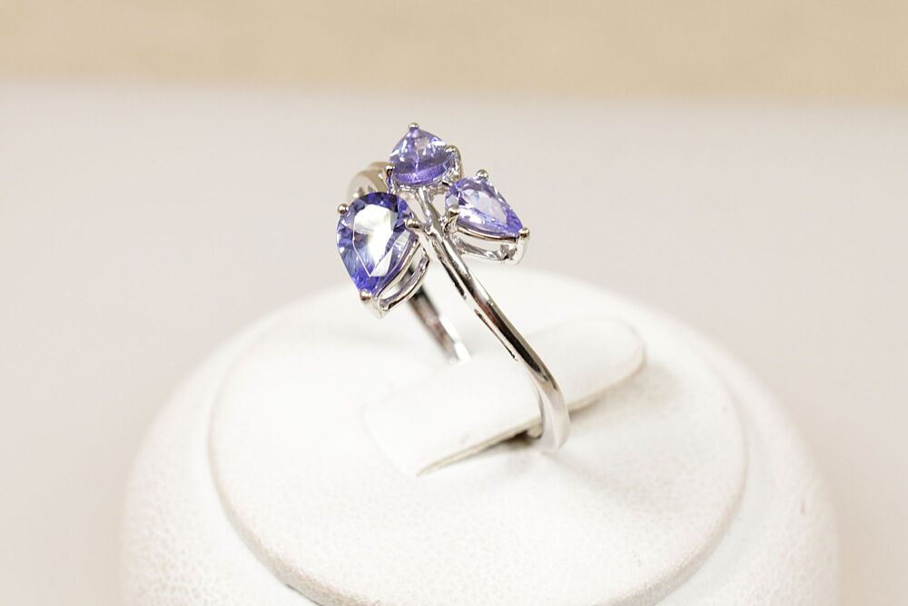 9ct White Gold Blue Iolite Ring   #3800