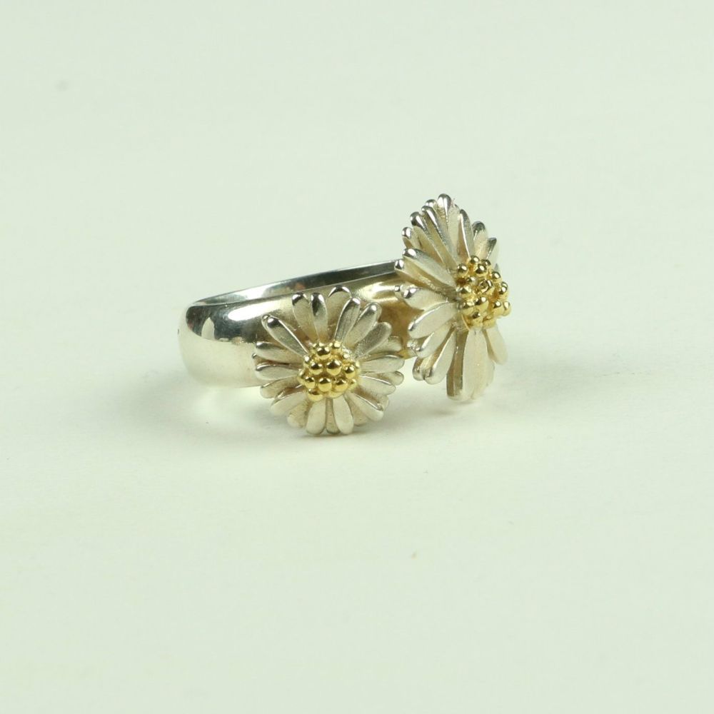  Ring with Small and Medium Daisies DR 4