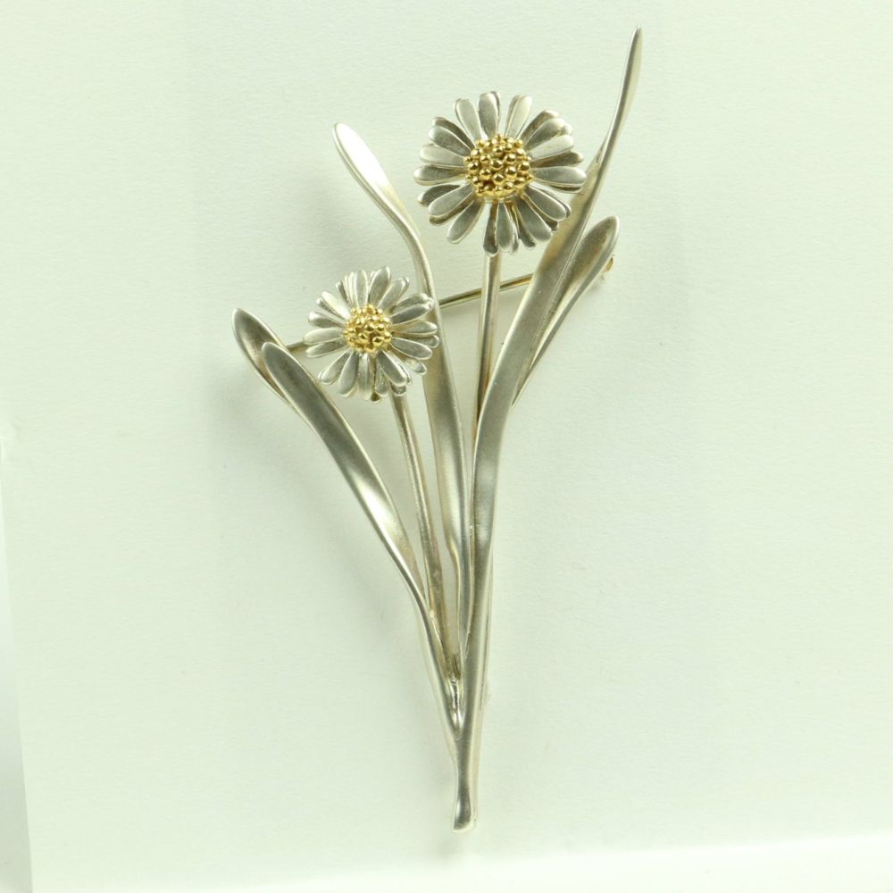Daisy Brooch with Leaves and Daisies