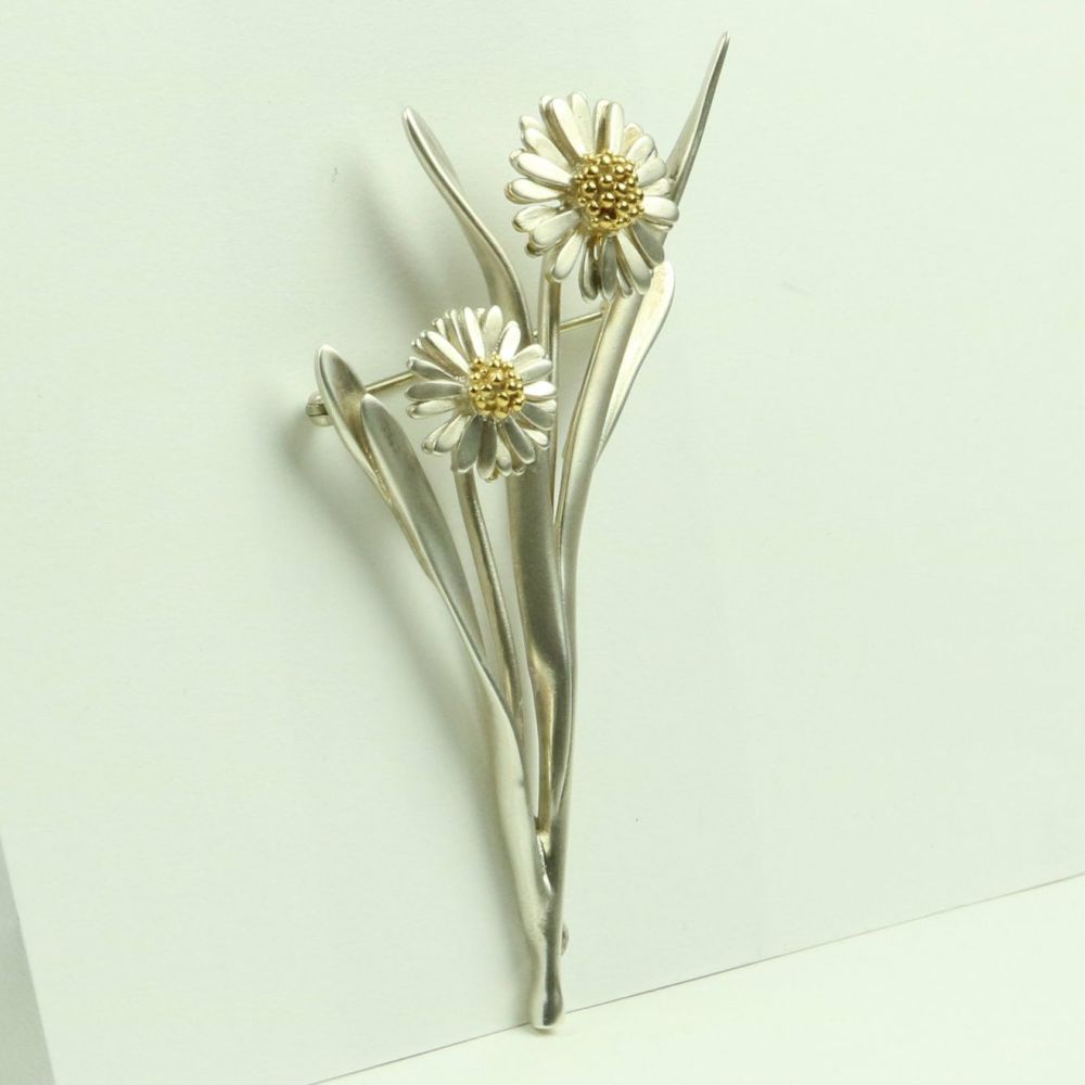 Daisy Brooch with Leaves and Daisies 