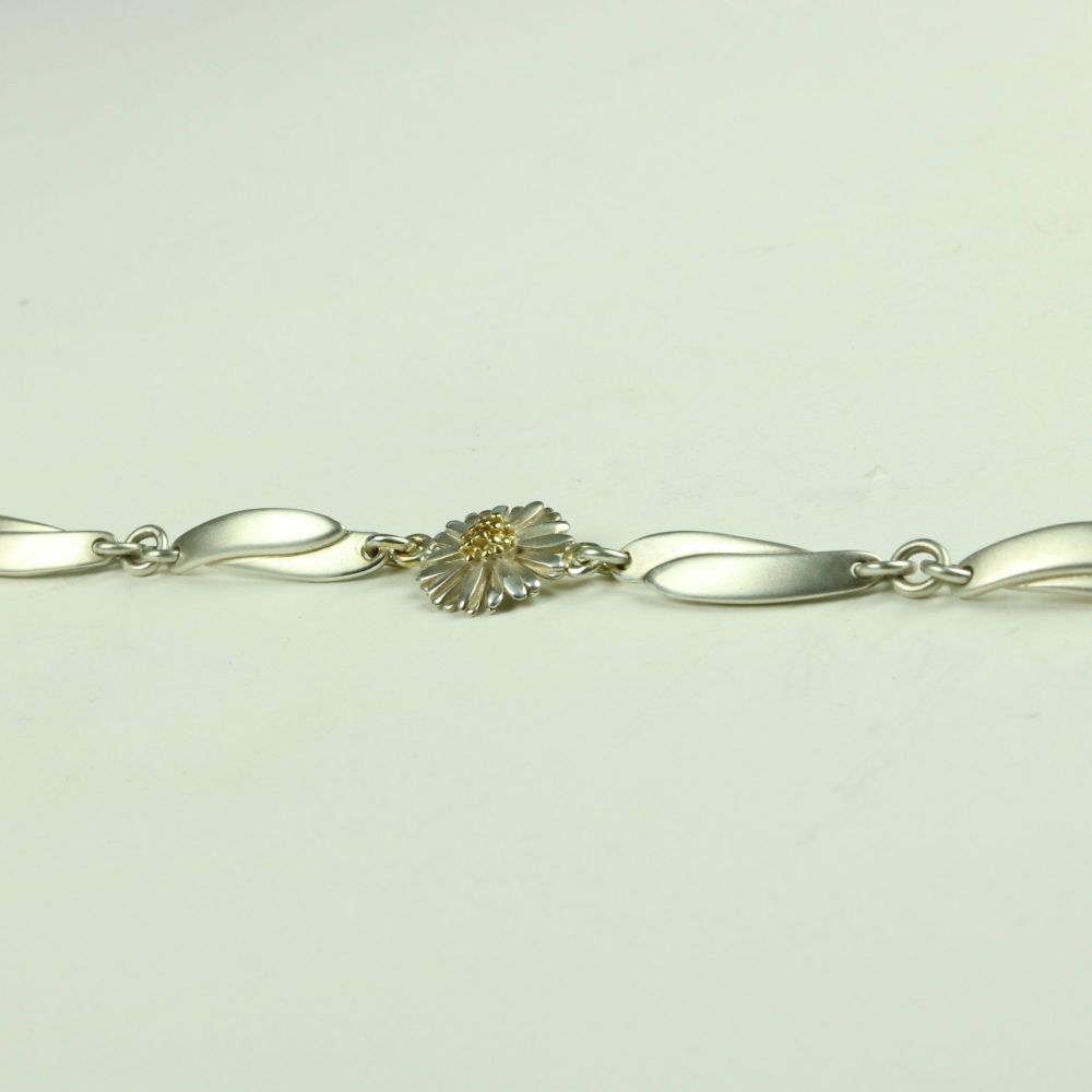 Daisy Bracelet with Leaves