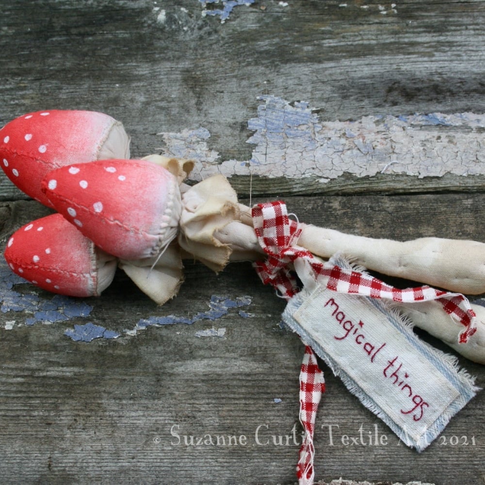 Spindly Toadstool Trio - Red 08