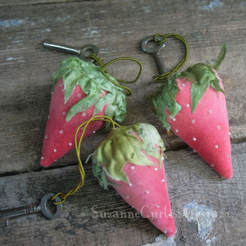 Velvet Strawberry - Dark Rose Dip Dye - Pink Beads