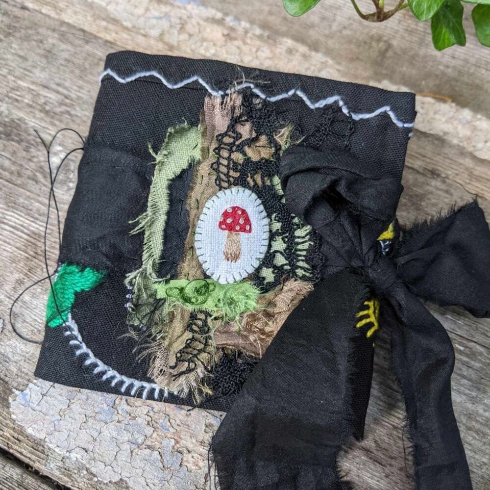Toadstool needlebook black 8