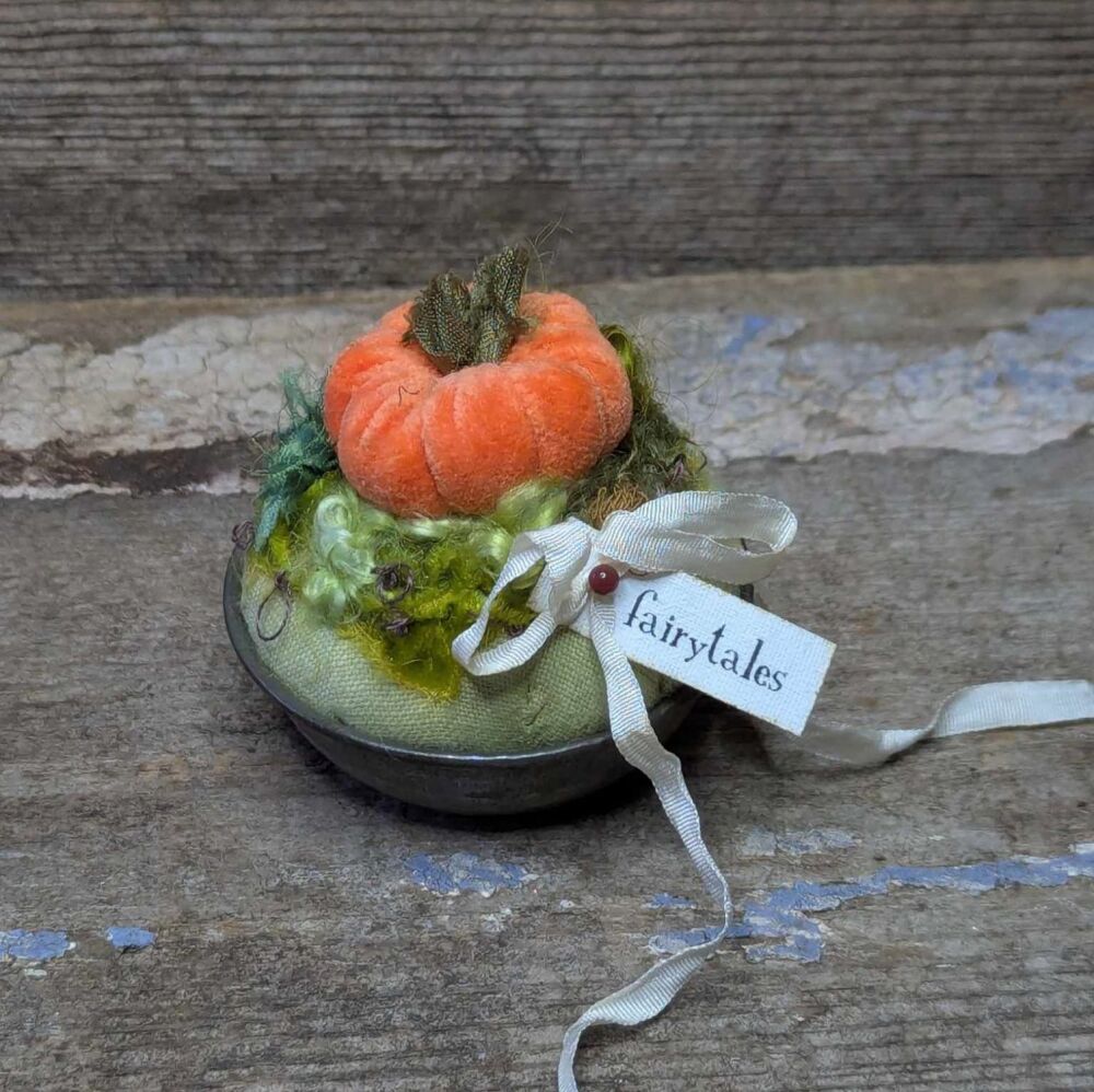 Small Velvet Pumpkin Pincushion 3