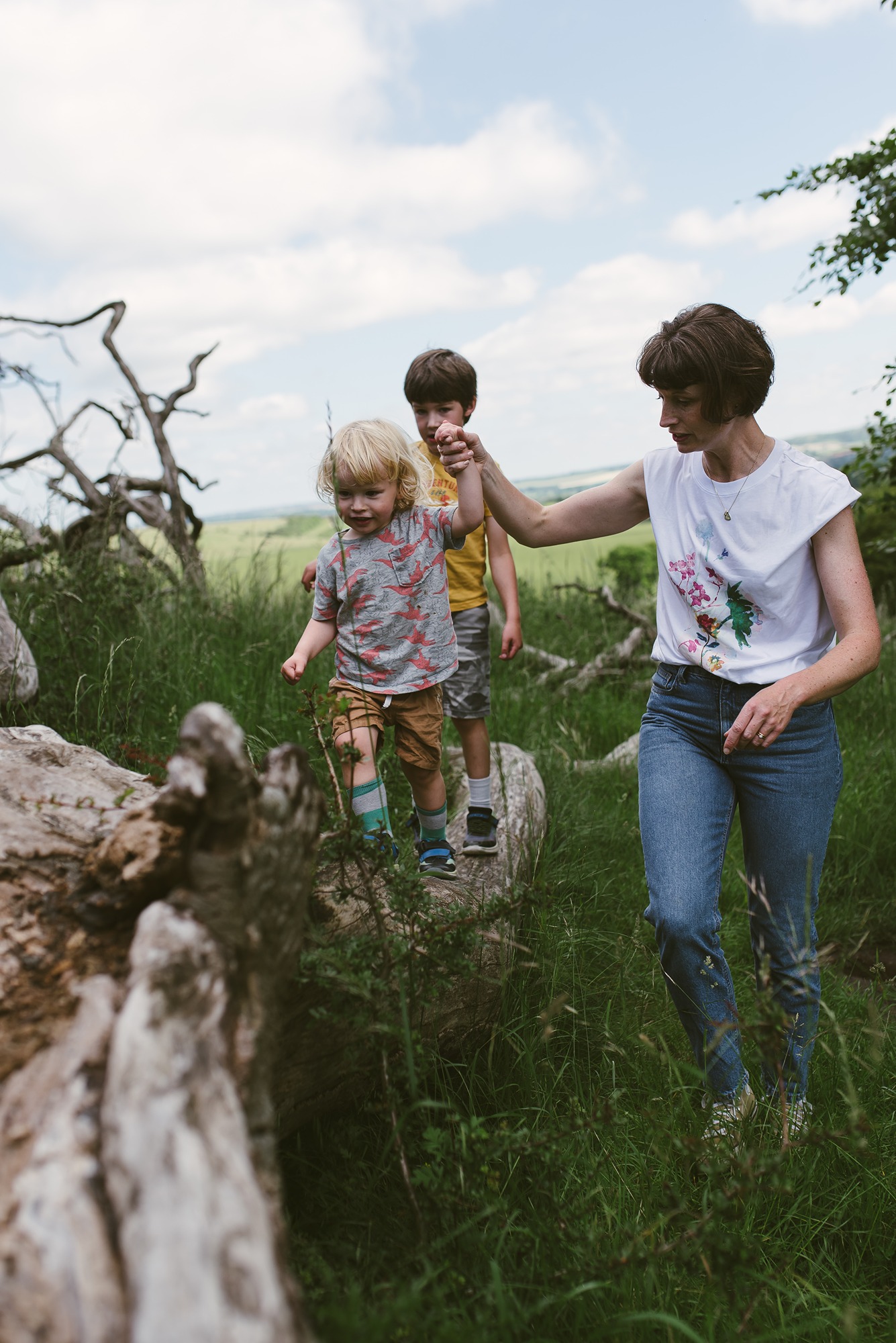 Woman lifting children confidently after strengthening pelvic floor with corrective exercise