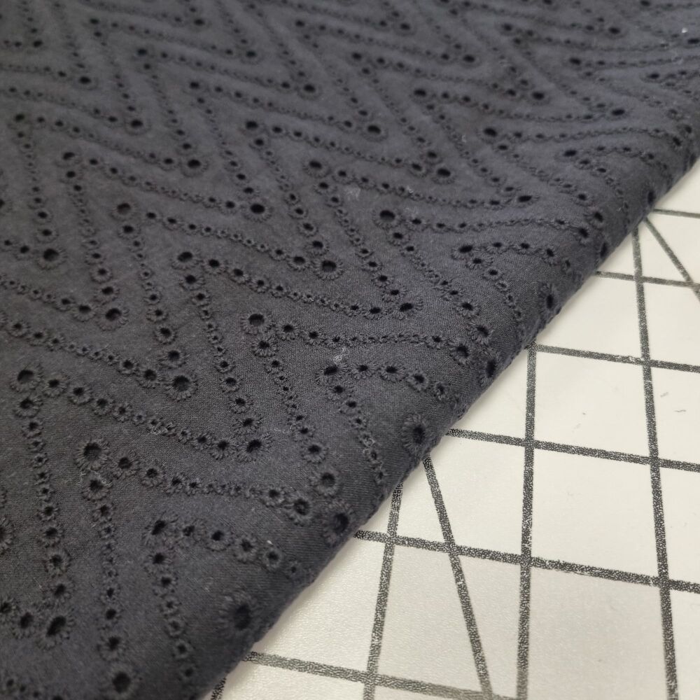 Zig Zag Broderie Anglaise - REMNANT - 30cm x 140cm