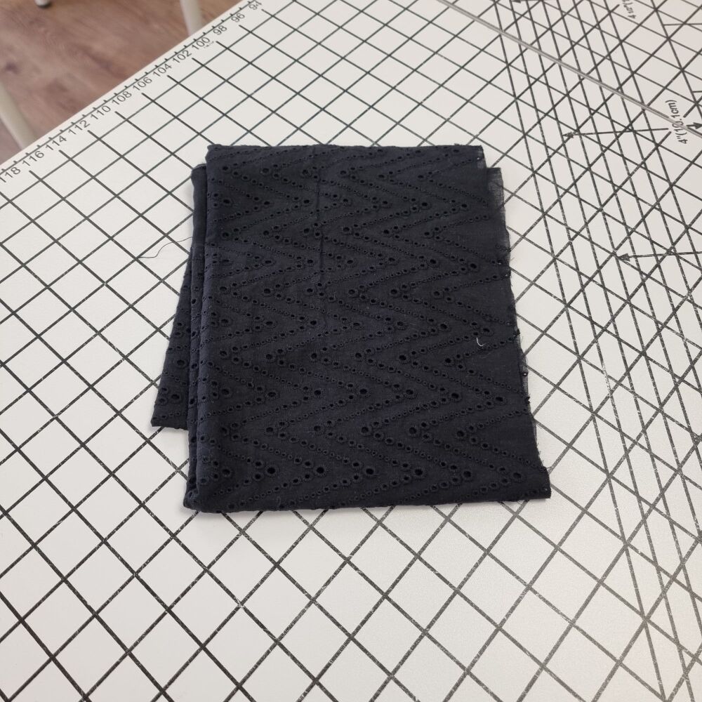 Zig Zag Broderie Anglaise - REMNANT - 30cm x 140cm