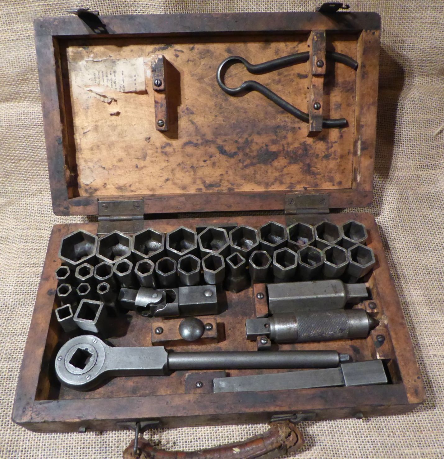 Antique ratchet socket outlet set