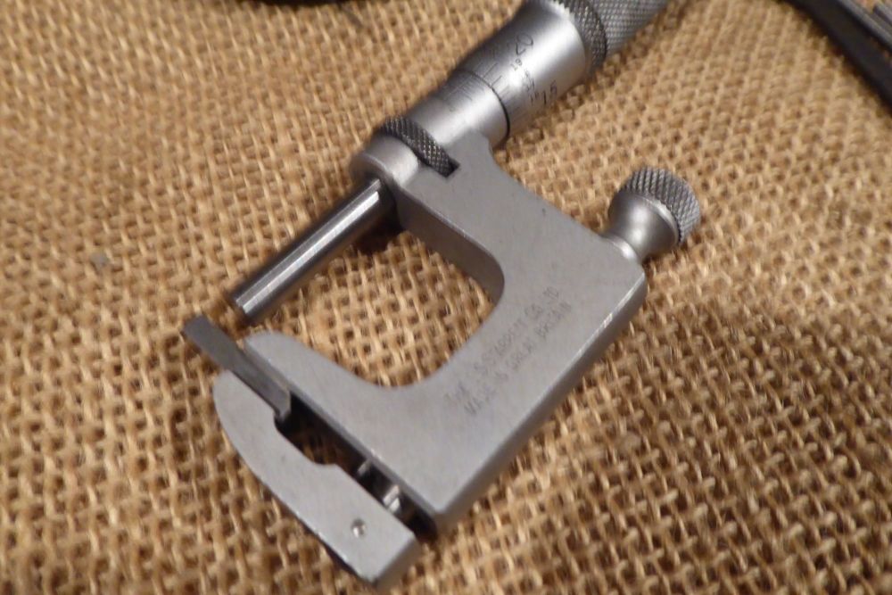 The L S Starrett Co. Ltd No. 220 Anvil Micrometer 0-1" - Made In Great Britain